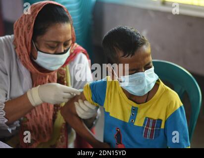 Die Masern-Röteln-Kampagne 2020, die von der Regierung ab dem 29. Februar in ganz Bangladesch organisiert wird. Dieser Impfstoff ist von Vorteil für die Gesundheit von Kindern, da das Masernvirus eines der ansteckenden Erreger ist, die je bekannt sind und Röteln Unterernährung, Durchfall, Lungenentzündung, Fieber und Ausschläge bzw. eine Reihe anderer gesundheitlicher Komplikationen verursachen können. Im Mittelpunkt der Kampagne steht die Impfung aller Kinder im Alter zwischen neun Monaten und 10 Jahren, um die Übertragung des Masern- und Rötelvirus zu verhindern. Kinder innerhalb dieser Altersgrenzen sind anfällig für diese Krankheiten gegeben, dass eine Immunität ga Stockfoto