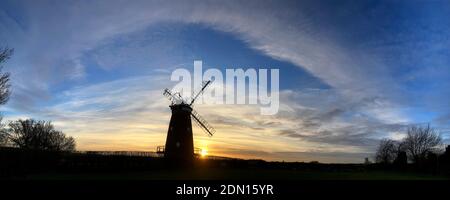 Thaxted, Großbritannien. Dezember 2020. Thaxted Essex England John Webbs 19th century Windmill at Dusk 17 December 2020 Panoramablick auf die britische Landschaft in der Abenddämmerung, da für die nächsten Tage bis Weihnachten ein kühles Wetter erwartet wird. Fotografiert auf einem iphone Credit: BRIAN HARRIS/Alamy Live News Stockfoto