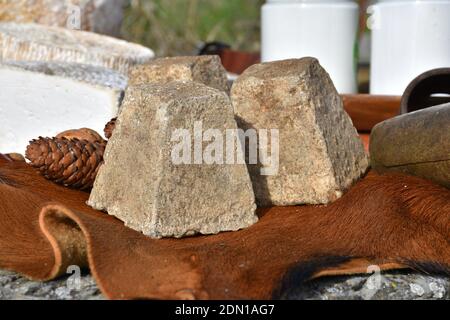 Pyramidenförmige Käsesorten mit schwarzem Pfeffer auf Ziegenleder bedeckt. Stockfoto