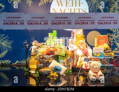 Erster Weihnachtstag Lockdown bei Corona Crisis, Galeria Kaufhäuser bietet Online-Bestellung und vor-Ort-Sammlung, Click and Collect, Abteilung Stockfoto