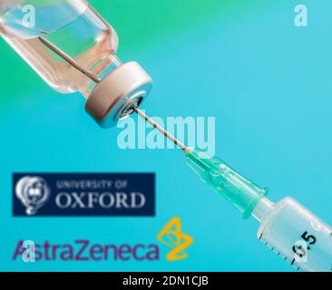 Athen, Griechenland. Dezember 17, 2020. AstraZeneca Oxford Vakzine Logo auf blauem Hintergrund. Covid19 Impfstofffläschchen und Spritze, Coronavirus-Immunisierung Konz Stockfoto