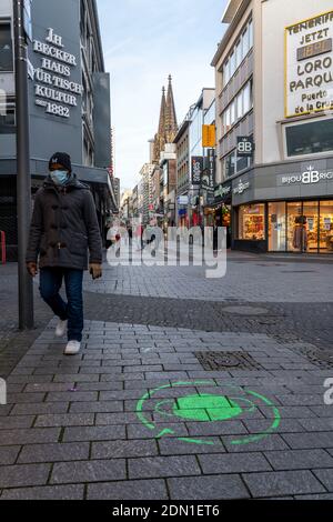 Erster Tag der weihnachtlichen Sperre in der Corona-Krise, leere Einkaufsstraße, geschlossene Geschäfte, kaum Passanten, Logo auf dem Boden, Hinweis Stockfoto