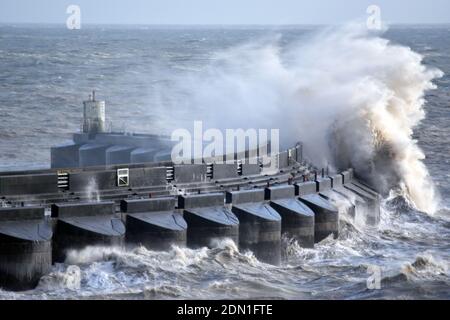 Gewalttätige Welle stürzt gegen die Westmauer des Yachthafens in der rauen See, Brighton, Sussex, England, Vereinigtes Königreich Stockfoto