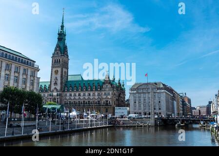 Hamburg, Deutschland - 23. August 2019: Rathaus oder Rathaus mit Menschen in der Nähe im Jungfernstieg, einer Stadtpromenade in Neustadt, Hamburg, Deutschland Stockfoto