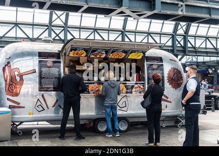 Hamburg, Deutschland - 23. August 2019: Händler in seinem Food-Truck mit Menschen warten in Hamburg, Deutschland Stockfoto