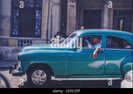 HAVANNA, KUBA 17. SEPTEMBER 1979: Mann fährt im Verkehr in Havanna Stockfoto