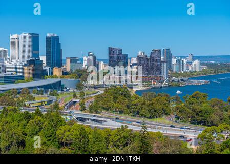 PERTH, AUSTRALIEN, 18. JANUAR 2020: Skyline von Perth vom Kings Park und Botanic Garden aus gesehen Stockfoto