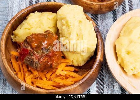 Platte von Ugali Nshima beliebtesten Gericht in Sambia. Selektiver Fokus Stockfoto