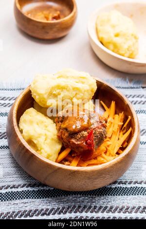 Platte von Ugali Nshima beliebtesten Gericht in Sambia. Selektiver Fokus Stockfoto