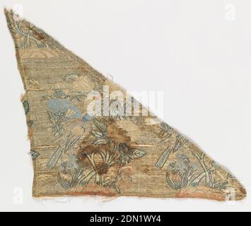 Fragment, Medium: Seide, metallische Garne Technik: Zusammengesetztes Köpergewebe mit diskontinuierlicher ergänzender Schussmuster (Brokat), Fragment aus gewebter Seide mit einem sich wiederholenden Muster eines Vogels, der auf einem Rosenzweig aus einem Hügel thront. In hellblau, grün und rosa Seide auf silbermetallischem Boden., Persien, der heutige Iran oder Indien, 17. Jahrhundert, gewebte Textilien, Fragment Stockfoto