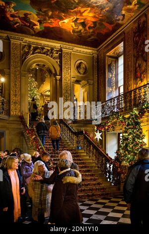 Großbritannien, England, Derbyshire, Edensor, Chatsworth House Painted Hall zu Weihnachten, Länder weit weg, Russland, Treppen und bemalte Decke Stockfoto