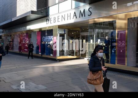 Die Menschen passieren Debenhams Flagship-Kaufhaus in der Oxford Street, als bekannt gegeben wird, dass Gespräche zur Rettung des Unternehmens am 1. Dezember 2020 in London, Großbritannien gescheitert sind. Debenhams ist seit 242 Jahren ein allgegenwärtiges Feature in ganz Großbritannien, aber es wurde angekündigt, dass es alle seine Geschäfte zum Preis von rund 12,000 Arbeitsplätzen schließen und in Liquidation gehen wird. Dieser große Schlag auf die Hauptstraße ist nicht überraschend, da das Unternehmen seit einiger Zeit kämpft. Stockfoto