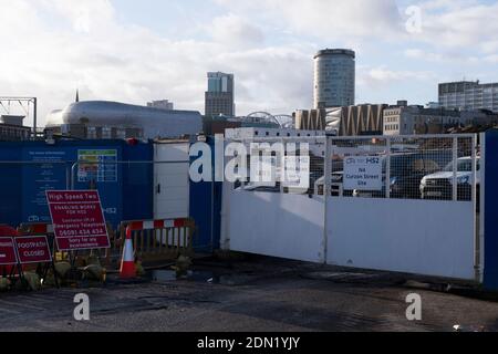 Am 14. Dezember 2020 in Birmingham, Großbritannien, werden die Arbeiten auf der Baustelle für den HS2-Hauptbahnof Curzon Street fortgesetzt. Der Curzon Street Masterplan umfasst ein 141 Hektar großes Sanierungsgebiet, das sich auf den HS2 Curzon Street Bahnhof im Stadtzentrum von Birmingham konzentriert, zusammen mit rund 700 Millionen Investitionen in die Umgebung einschließlich neuer Häuser und kommerzieller Entwicklungen. High Speed 2 ist eine teilweise geplante Hochgeschwindigkeitsbahn im Vereinigten Königreich, deren erste Phase in den frühen Bauphasen liegt, die zweite Phase muss noch vollständig genehmigt werden und die dritte Stockfoto