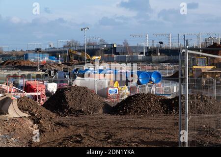 Am 14. Dezember 2020 in Birmingham, Großbritannien, werden die Arbeiten auf der Baustelle für den HS2-Hauptbahnof Curzon Street fortgesetzt. Der Curzon Street Masterplan umfasst ein 141 Hektar großes Sanierungsgebiet, das sich auf den HS2 Curzon Street Bahnhof im Stadtzentrum von Birmingham konzentriert, zusammen mit rund 700 Millionen Investitionen in die Umgebung einschließlich neuer Häuser und kommerzieller Entwicklungen. High Speed 2 ist eine teilweise geplante Hochgeschwindigkeitsbahn im Vereinigten Königreich, deren erste Phase in den frühen Bauphasen liegt, die zweite Phase muss noch vollständig genehmigt werden und die dritte Stockfoto