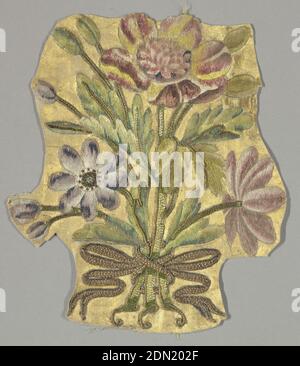 Fragment, Medium: Seide, metallischer Faden, Goldlacktechnik: Bestickt mit Satin, Stiel, Couching und französischen Knotensticken auf Satingewebe; bemalt, kleines Fragment mit einem Bouquet von bunten Blumen, Blättern und Knospen mit einem Band gebunden. Satin Webboden ist Gold gemalt., Frankreich, Anfang 18. Jahrhundert, Stickerei & Stitching, Fragment Stockfoto