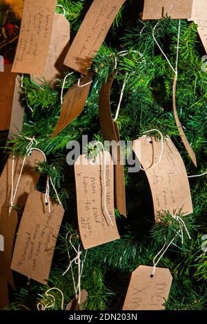 Großbritannien, England, Derbyshire, Edensor, Chatsworth House zu Weihnachten, handgeschriebene Gepäcketiketten-Botschaften der Erinnerung hängen am Baum Stockfoto