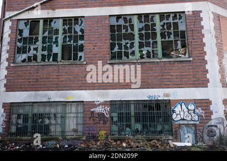 Street Art schmückt verfallene Fabrikgebäude im alten Industriegebiet und Eisenbahnbögen von Digbeth am 14. Dezember 2020 in Birmingham, Großbritannien. Nach der Zerstörung der Inner Ring Road gilt Digbeth nun als Stadtteil im Stadtzentrum von Birmingham. Und ist das Epizentrum für Kunst- und Graffiti-Kunstwerke sowie sein Status als einst düsteres Künstlerviertel bekannt für Street Art und ein junges und hippes Volk, das an Veranstaltungen und kreativen Workshops in der Custard Factory und grungy Clubs in ehemaligen Lagerhäusern teilnimmt. Als Teil des Big City Plans, Digbeth wird eine Stockfoto