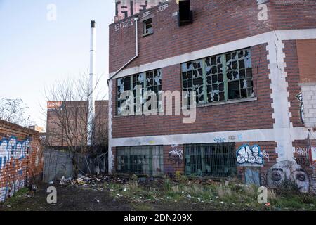 Street Art schmückt verfallene Fabrikgebäude im alten Industriegebiet und Eisenbahnbögen von Digbeth am 14. Dezember 2020 in Birmingham, Großbritannien. Nach der Zerstörung der Inner Ring Road gilt Digbeth nun als Stadtteil im Stadtzentrum von Birmingham. Und ist das Epizentrum für Kunst- und Graffiti-Kunstwerke sowie sein Status als einst düsteres Künstlerviertel bekannt für Street Art und ein junges und hippes Volk, das an Veranstaltungen und kreativen Workshops in der Custard Factory und grungy Clubs in ehemaligen Lagerhäusern teilnimmt. Als Teil des Big City Plans, Digbeth wird eine Stockfoto