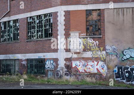 Street Art schmückt verfallene Fabrikgebäude im alten Industriegebiet und Eisenbahnbögen von Digbeth am 14. Dezember 2020 in Birmingham, Großbritannien. Nach der Zerstörung der Inner Ring Road gilt Digbeth nun als Stadtteil im Stadtzentrum von Birmingham. Und ist das Epizentrum für Kunst- und Graffiti-Kunstwerke sowie sein Status als einst düsteres Künstlerviertel bekannt für Street Art und ein junges und hippes Volk, das an Veranstaltungen und kreativen Workshops in der Custard Factory und grungy Clubs in ehemaligen Lagerhäusern teilnimmt. Als Teil des Big City Plans, Digbeth wird eine Stockfoto