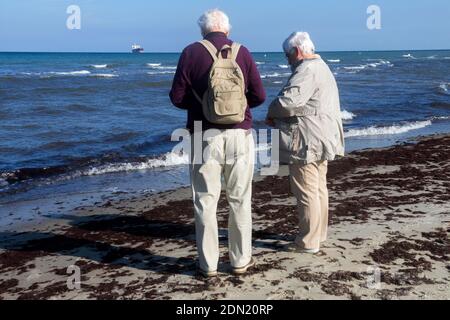 Älteres Paar am Strand Stockfoto