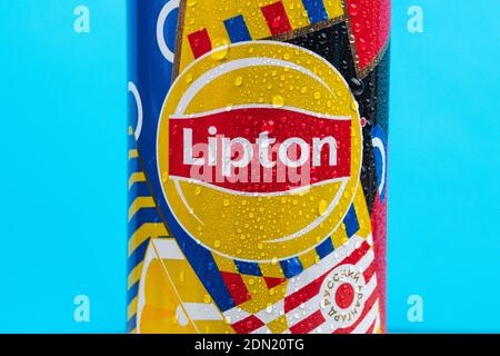 Tjumen, Russland-10. Dezember 2020: Lipton Logo kohlensäurehaltige Getränk in Aluminiumkänne der Firma PepsiCo. Stockfoto