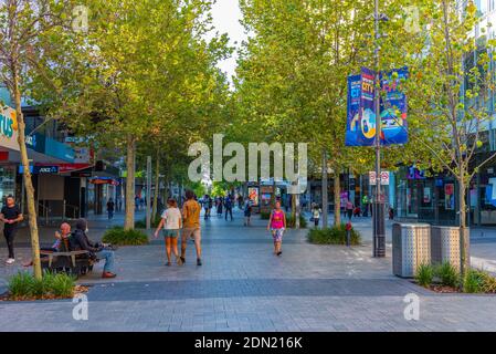 PERTH, AUSTRALIEN, 18. JANUAR 2020: Blick auf eine Einkaufsstraße in Perth, Australien Stockfoto