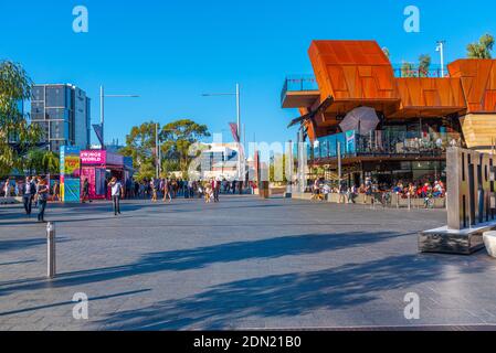 PERTH, AUSTRALIEN, 18. JANUAR 2020: Die Menschen schlendern durch den Yagan-Platz in Perth, Australien Stockfoto