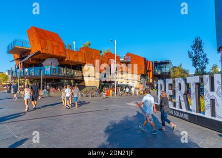 PERTH, AUSTRALIEN, 18. JANUAR 2020: Die Menschen schlendern durch den Yagan-Platz in Perth, Australien Stockfoto