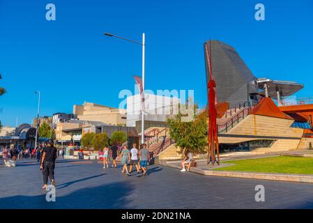 PERTH, AUSTRALIEN, 18. JANUAR 2020: Die Menschen schlendern durch den Yagan-Platz in Perth, Australien Stockfoto