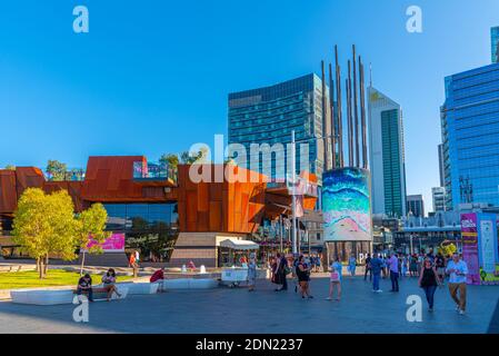 PERTH, AUSTRALIEN, 18. JANUAR 2020: Die Menschen schlendern durch den Yagan-Platz in Perth, Australien Stockfoto