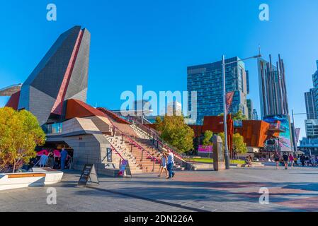 PERTH, AUSTRALIEN, 18. JANUAR 2020: Die Menschen schlendern durch den Yagan-Platz in Perth, Australien Stockfoto