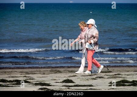 Zwei Seniorinnen am Strand, Ostsee-Küste Deutschland Senioren Ältere Menschen Ältere Frauen laufen Stockfoto