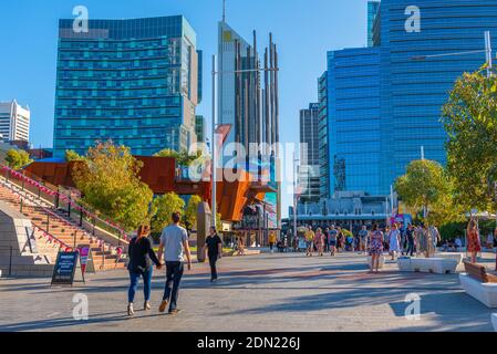 PERTH, AUSTRALIEN, 18. JANUAR 2020: Die Menschen schlendern durch den Yagan-Platz in Perth, Australien Stockfoto