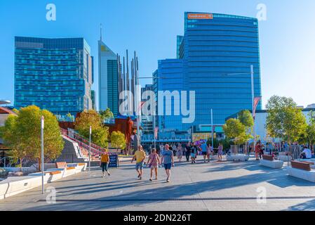 PERTH, AUSTRALIEN, 18. JANUAR 2020: Die Menschen schlendern durch den Yagan-Platz in Perth, Australien Stockfoto