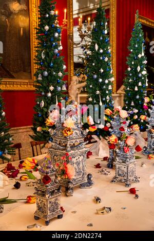UK, England, Derbyshire, Edensor, Chatsworth House Dining Room zu Weihnachten, landet weit weg, Holland, Delfter Tulpenvasen auf dem Tisch Stockfoto