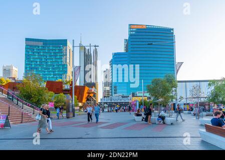 PERTH, AUSTRALIEN, 18. JANUAR 2020: Die Menschen schlendern durch den Yagan-Platz in Perth, Australien Stockfoto