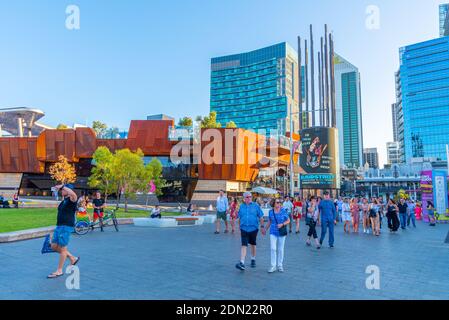 PERTH, AUSTRALIEN, 18. JANUAR 2020: Die Menschen schlendern durch den Yagan-Platz in Perth, Australien Stockfoto