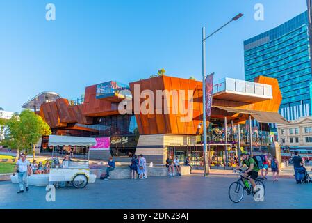 PERTH, AUSTRALIEN, 18. JANUAR 2020: Die Menschen schlendern durch den Yagan-Platz in Perth, Australien Stockfoto