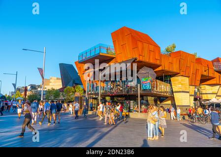 PERTH, AUSTRALIEN, 18. JANUAR 2020: Die Menschen schlendern durch den Yagan-Platz in Perth, Australien Stockfoto