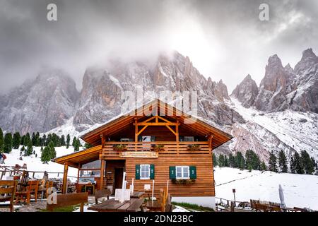 geisler Chalet in den alpen an einem bewölkten verschneiten Tag Stockfoto