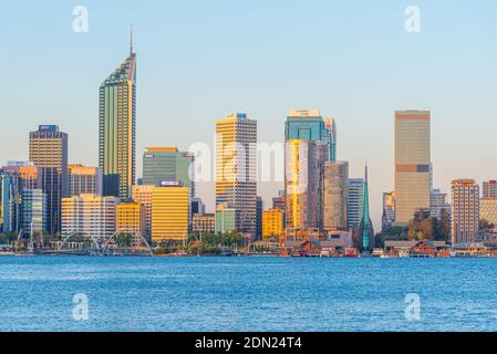 PERTH, AUSTRALIEN, 18. JANUAR 2020: Blick auf Perth bei Sonnenuntergang über dem Swan River, Australien Stockfoto