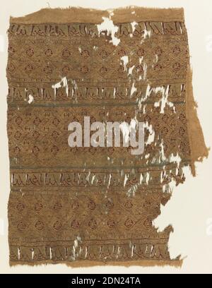 Fragment, Medium: Seide, Leinentechnik: Spaltteppich, Bänder von verschränktem Rollwerk, getrennt durch Bänder von Tiraz-Schrift., 10.–12. Jahrhundert, gewebte Textilien, Fragment Stockfoto