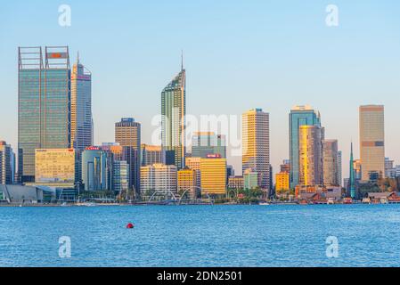 PERTH, AUSTRALIEN, 18. JANUAR 2020: Blick auf Perth bei Sonnenuntergang über dem Swan River, Australien Stockfoto