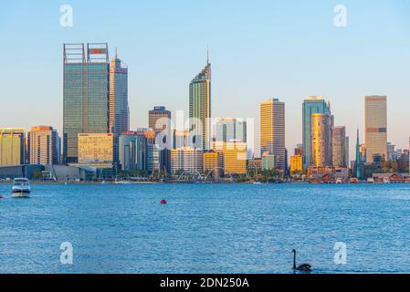 PERTH, AUSTRALIEN, 18. JANUAR 2020: Blick auf Perth bei Sonnenuntergang über dem Swan River, Australien Stockfoto