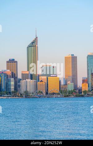 PERTH, AUSTRALIEN, 18. JANUAR 2020: Blick auf Perth bei Sonnenuntergang über dem Swan River, Australien Stockfoto