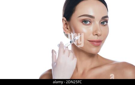 Kosmetikerin doing Injektionen dermal Füllstoffe in weibliche Wangen für ein jüngeres oder schöneres Gesicht. Kosmetologie, Füllstoff Behandlung Stockfoto