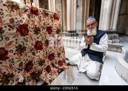 Jamnagar, Gujarat, Indien - Dezember 2018: Ein älterer indischer muslimischer Mann, der in der Mandvi Tower Moschee betet. Stockfoto