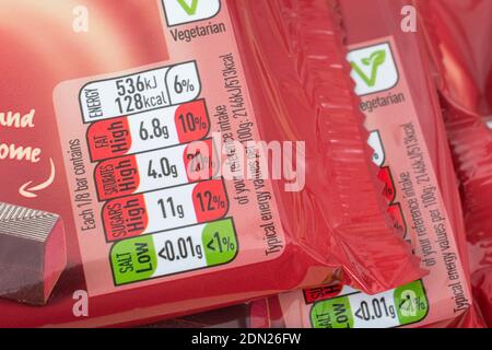 ASDA dunkle Schokolade Verpackung zeigt diätetische Ernährung Infokasten, Fettgehalt der Lebensmittel, Zuckergehalt, Lebensmittel-Etikett in der Nähe, Lebensmittel mit hohem Zucker. Stockfoto