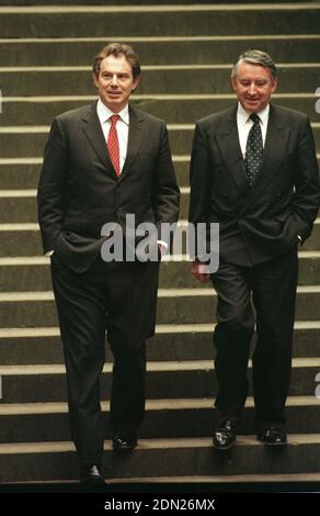 Der britische Premierminister Tony Blair, begleitet von dem Präsidenten Sir David Steel, verließ das schottische parlament auf dem Hügel in Edinburgh, wo er zum ersten Mal seit der Regierungsüberführung nach Schottland vor den MSP im parlament sprach. Die Generalversammlung beherbergte das schottische parlament, nachdem es am 1. Juli 1999 eröffnet wurde, bis das Zweckgebäude in Holyrood 2004 fertiggestellt wurde. Das neue parlament gab den Schotten zum ersten Mal seit 1707 begrenzte Befugnisse von der britischen Regierung in London. Stockfoto