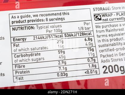 ASDA dunkle Schokolade Lebensmittel Verpackung Anzeige diätetische Ernährung Zusatzinfofeld. Für eine gesunde Ernährung, Lebensmittel-Etiketten Nahaufnahme, Komfort Lebensmittel. Stockfoto